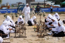 나주 금성관서 길쌈 공연 펼치는 화순 내평마을 놀이패