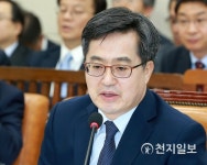 [2018국감] 김동연 유류세 인하, 靑과 협의 중