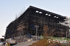 대전 관저다목적체육관 화재… 11명 중경상·12월 완공 앞두고 전소