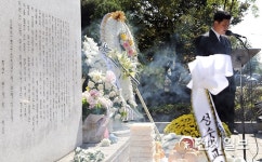 추도사 낭독하는 김학윤 대표