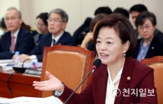 [2018국감] 답변하는 진선미 여성가족부 장관