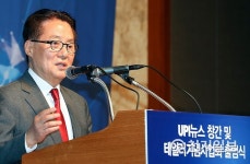 UPI뉴스 창간식 축사하는 박지원 의원