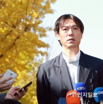인터뷰하는 홍명보 대한축구협회 전무