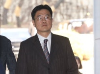 법원 들어서는 권혁태 전 서울노동청장