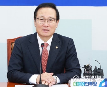 발언하는 홍영표 원내대표