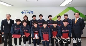태백시 향토장학회, 황지정보산업고등학교 핸드볼팀에 장학금 전달