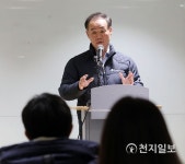 취재진 질문에 답하는 안재문 노량진수산주식회사 대표이사