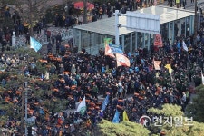 국회 앞 거리 가득 메운 택시기사들