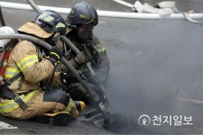 화마와 싸우는 소방관