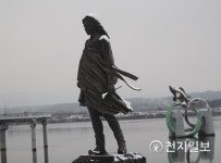 소양강 처녀상 머리 위 하얀 눈
