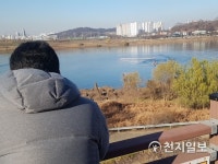 강동대교 추락 헬기 사고현장 바라보는 시민
