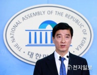 민주당 박병대·고영한 구속영장 기각, 제 식구 감싸기 질타