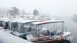 인천 송도센트럴파크 패밀리보트 위에 쌓이는 눈