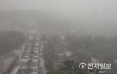 [오늘날씨] 전국 대체로 맑고 미세먼지 기승… 충청‧전북 오전까지 눈‧비