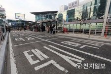 텅 빈 서울역 택시승강장