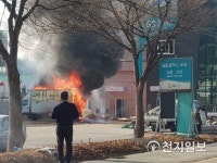 [천안] 주유소 옆에 주차한 화물차 화재… 전소