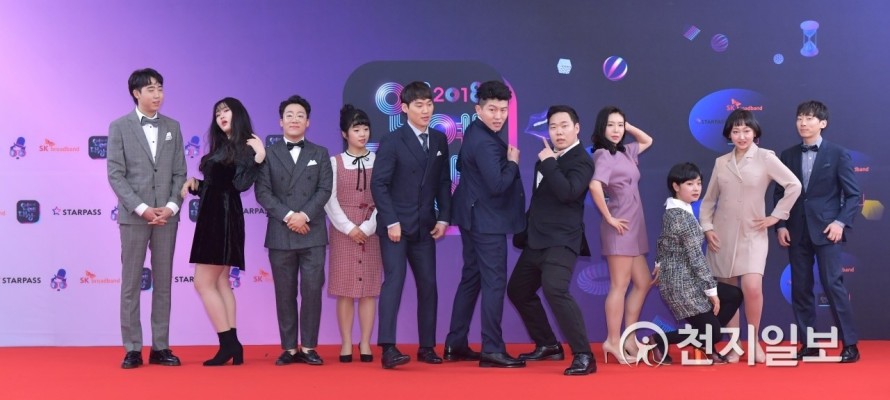 [포토]  KBS 32기 공채 개그맨 '앞으로 저희의 행보를 기대해주세요' (2018 KBS 연예대상) | 포토뉴스