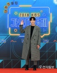 [포토] 로이킴 미소의 손인사 (2018 KBS 가요대축제)