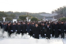 민주평화당 지도부, 광주 국립5.18민주묘지 참배