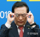 안경 고쳐쓰는 손태승 우리금융지주 회장