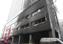 [천안] 라마다호텔 화재 현장, 검게 그을리고 깨진 창문