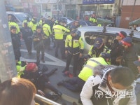 [부산] 집회도중 차량 돌진 참가자·경찰 덮쳐… 24명 부상