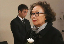 배우 나문희, 고 김복동 할머니 빈소 조문