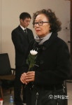 배우 나문희, 고 김복동 할머니 빈소 조문