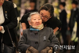 '김복동 할머니 별세' 빈소 찾은 길원옥 할머니