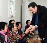 이용섭 시장, 설 연휴 첫날 시립묘지 ·민생현장 방문