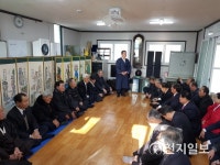 어르신에게 설 인사드리는 심규언 동해시장