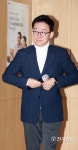 옷 매무새 가다듬는 이건영 상무