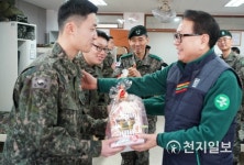 장병들에게 선물 전달하는 정승인 세븐일레븐 대표
