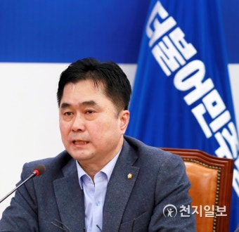 발언하는 김종민 의원