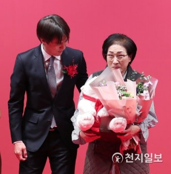 위로하는 홍명보 대한축구협회 전무이사