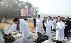 [3.1절 100주년] 3.1절 기념탑 앞에서 헌화하는 이환주 남원시장