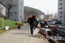 여성그룹 마산지부, 주말에도 장애인 쉼터서 청소 중