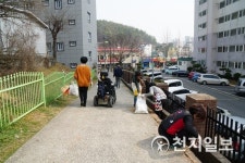 여성그룹 마산지부, 주말에도 장애인 쉼터서 청소 중