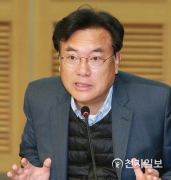 발언하는 정진석 의원