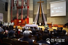 눈물 속 문동환 목사 장례예배