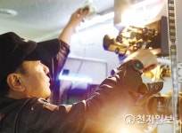 [쉼표] 오늘도 영사기에 추억을 돌린다… 인파 그리운 동두천 동광극장