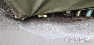 부산진구청, 인도 점령한 고철 장기 방치 논란…기름 오·폐수 하천으로 수없이 민원