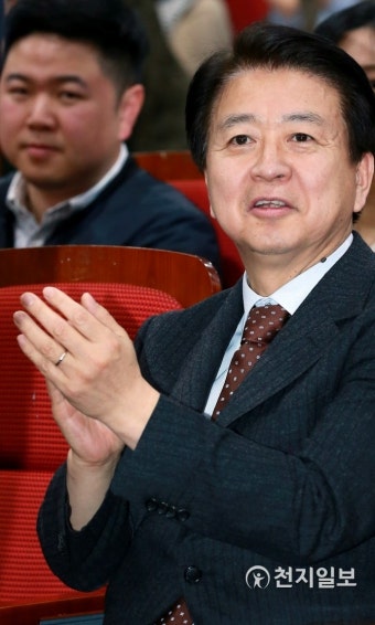 박수치는 노웅래 의원