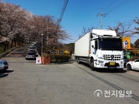 [현장] 진주시립 연암도서관 입구, 보행자 사고에 무방비… 횡단보도도 없어