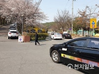 [현장] 진주시립 연암도서관 입구, 보행자 사고에 무방비… 횡단보도도 없어