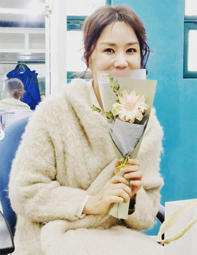 엄정화, 유튜브 촬영 중 만난 장신+단발머리 이상형 찾기에 글로벌 관심!