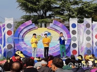 [전주] 전북대 대학로 상점가를 살려라… 와글와글 시장가요제개최