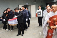 진주 방화·살인사건 희생자 합동영결식… 오열 속 발인