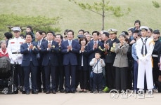 충무공 탄신 474주년… 아산 해군 의장대 공연