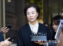 이명희, 취재진 질문에 묵묵부답